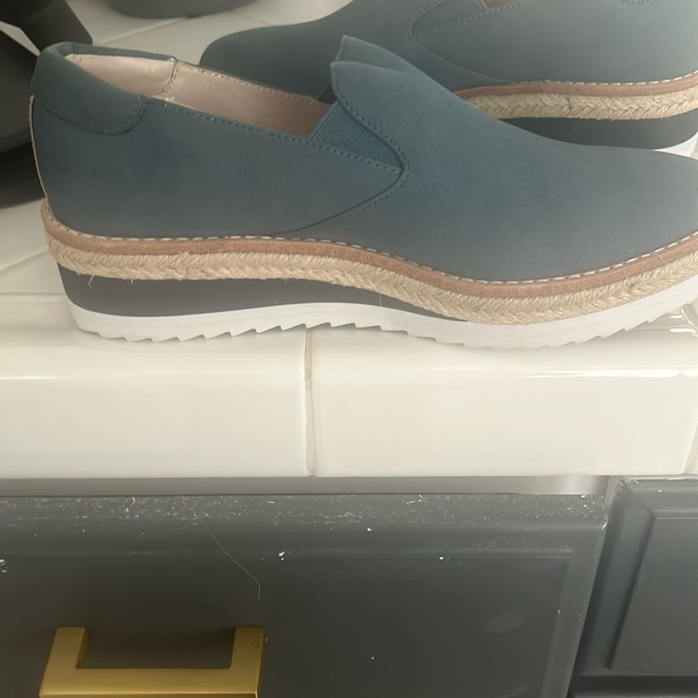 Kenneth Cole women’s blue shoes. Never worn!! Size 7